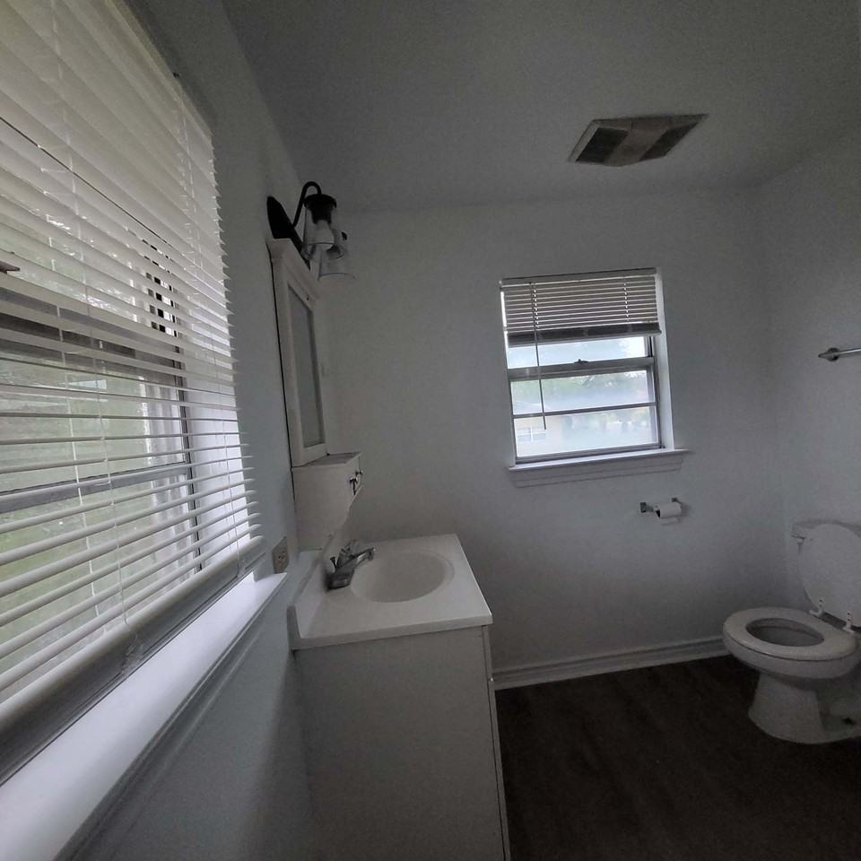702 8th St #2 - Photo 6 of 7
