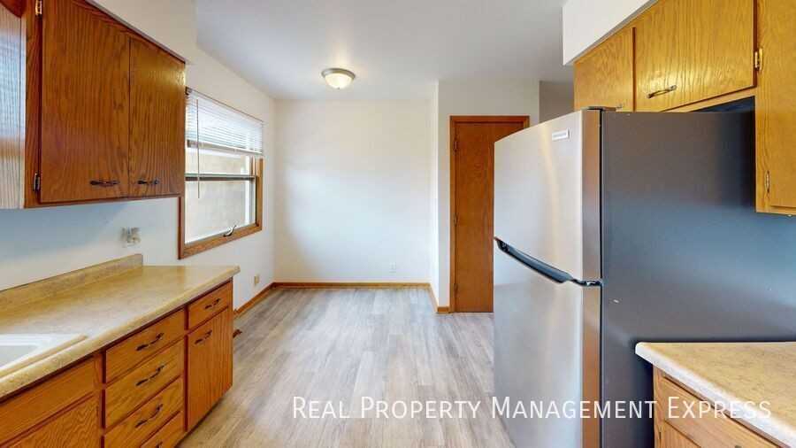 607 E 10th St - Photo 2 of 21