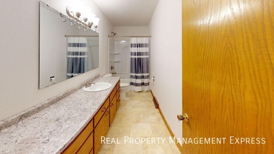 607 E 10th St - Photo 3 of 21