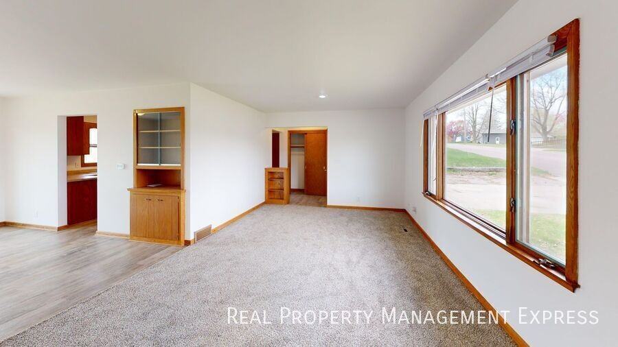 607 E 10th St - Photo 4 of 21