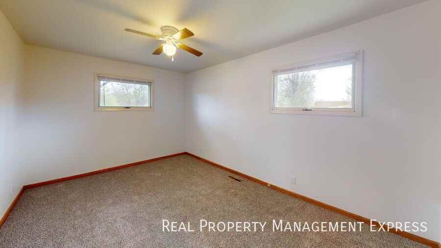 607 E 10th St - Photo 5 of 21