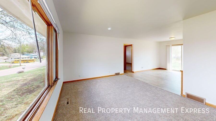 607 E 10th St - Photo 6 of 21