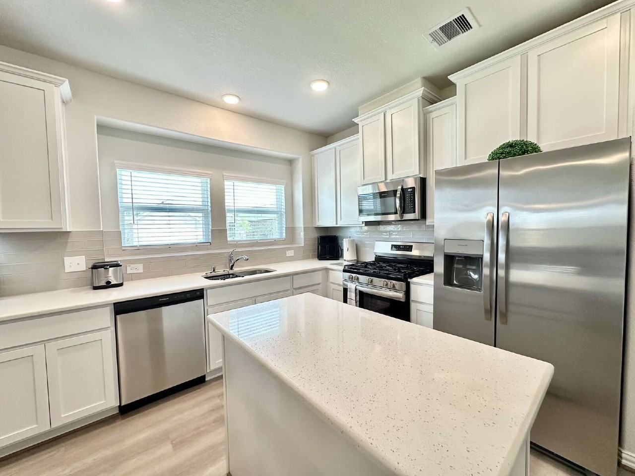5340 Camerford Ct - Photo 6 of 30