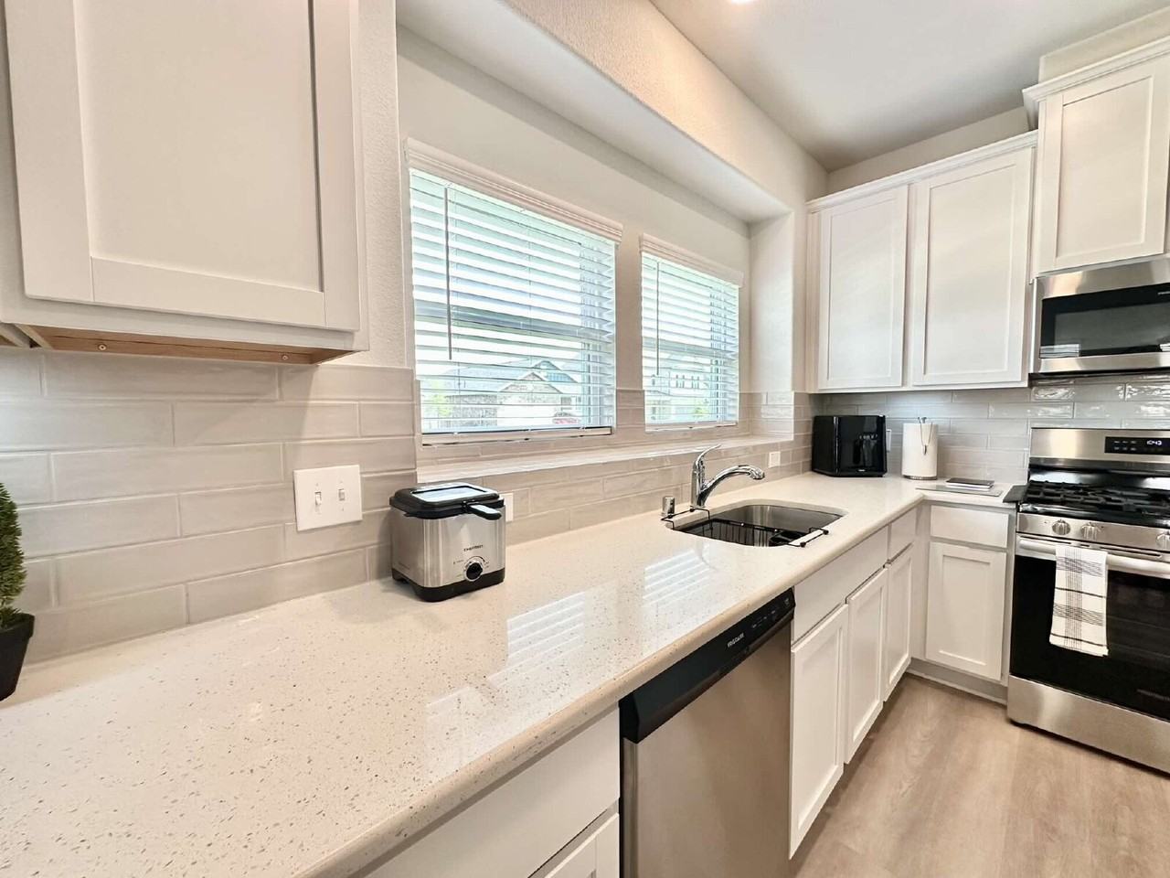 5340 Camerford Ct - Photo 7 of 30