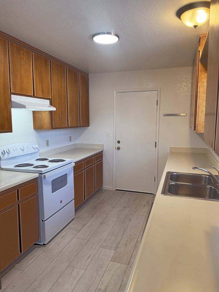 249 W Macarthur St - Photo 5 of 29