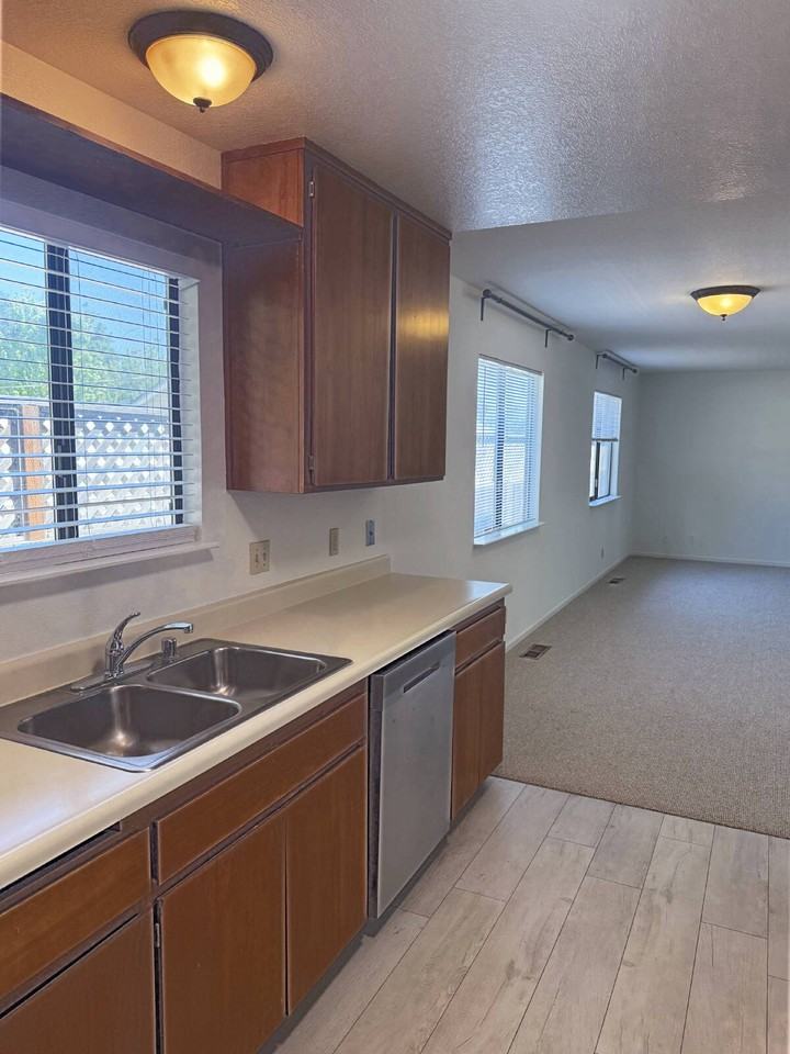 249 W Macarthur St - Photo 2 of 29
