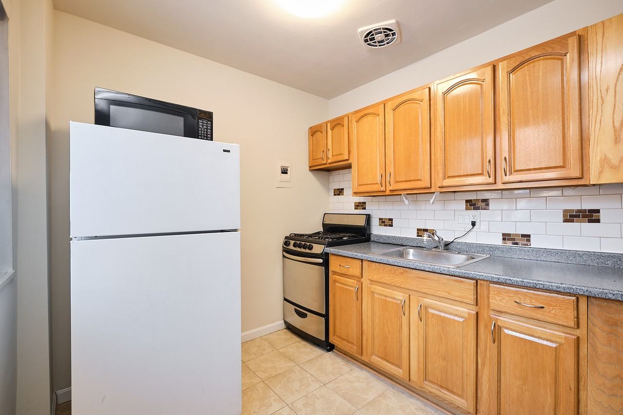 2710 Macomb St Nw #218 - Photo 6 of 11