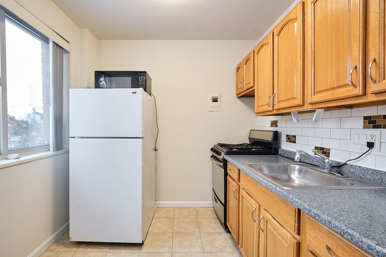 2710 Macomb St Nw #218 - Photo 7 of 11