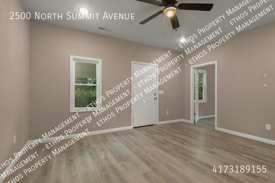 2500 N Summit Ave - Photo 2 of 10