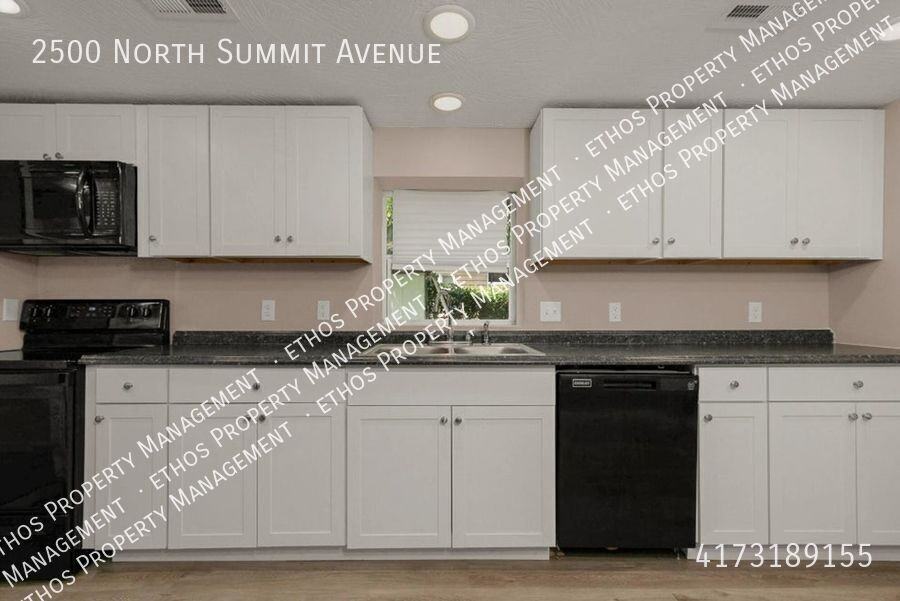 2500 N Summit Ave - Photo 4 of 10