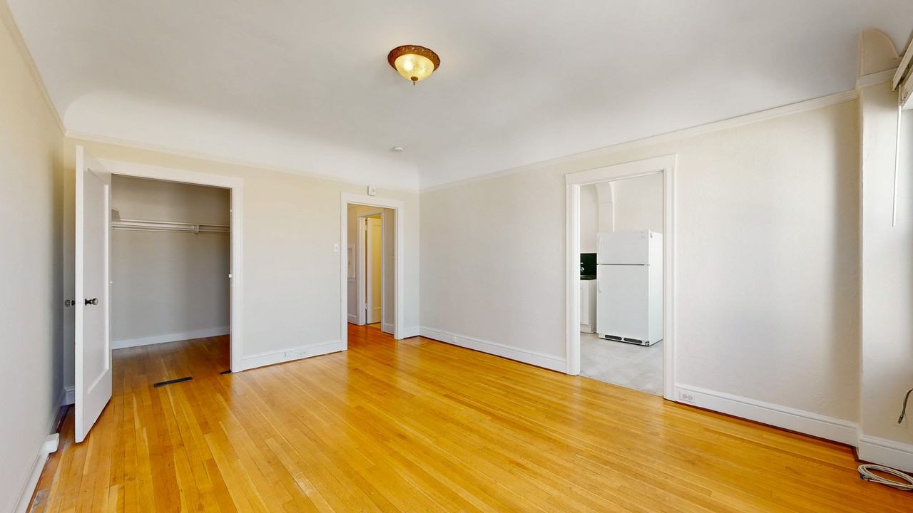 1935 Franklin St #402 - Photo 4 of 15