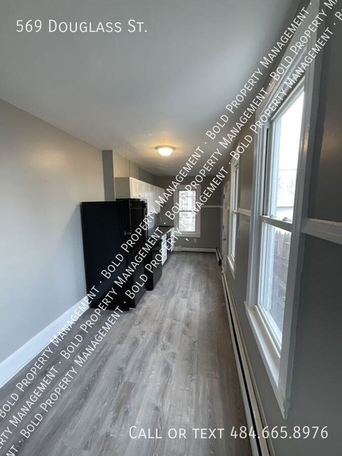 569 Douglass St - Photo 4 of 20