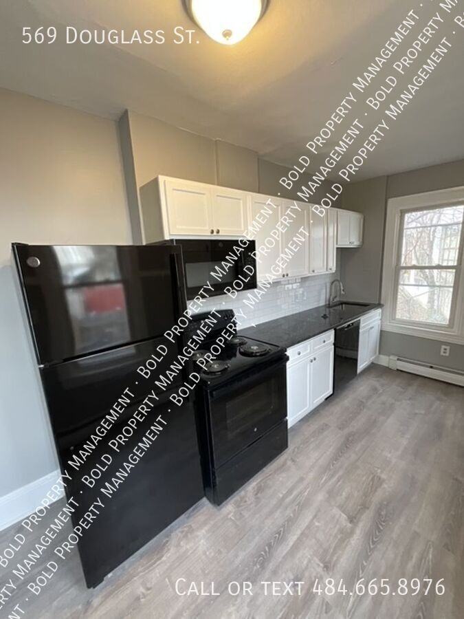 569 Douglass St - Photo 5 of 20