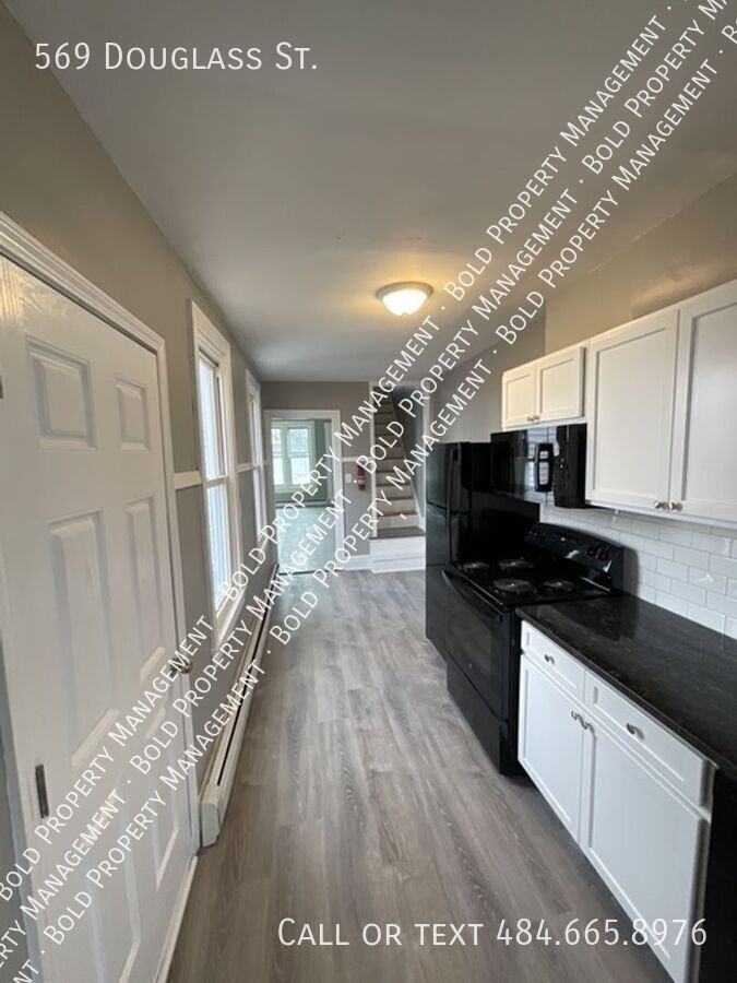 569 Douglass St - Photo 6 of 20