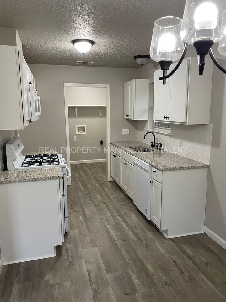 318 N Waco St - Photo 4 of 11