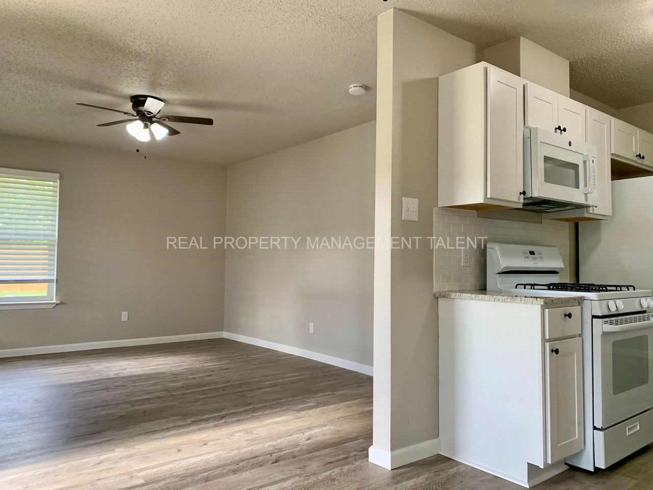 318 N Waco St - Photo 5 of 11