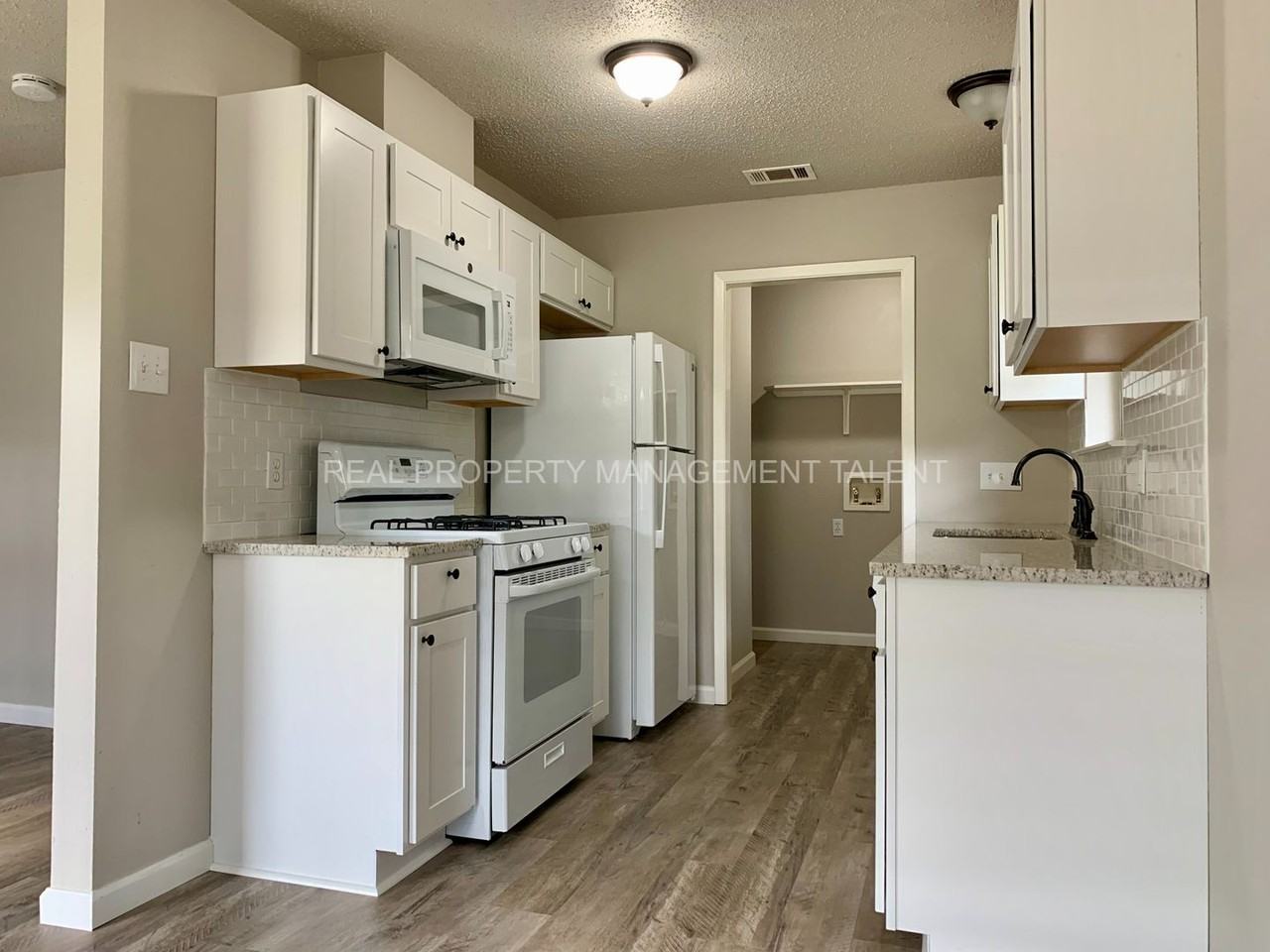 318 N Waco St - Photo 6 of 11