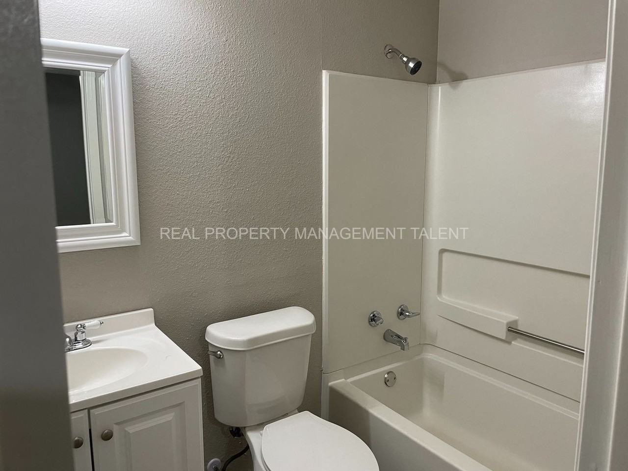 318 N Waco St - Photo 7 of 11