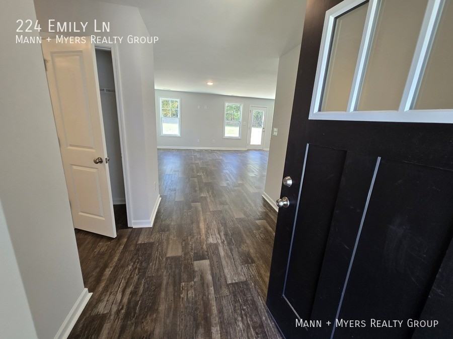 224 Emily Ln - Photo 4 of 32