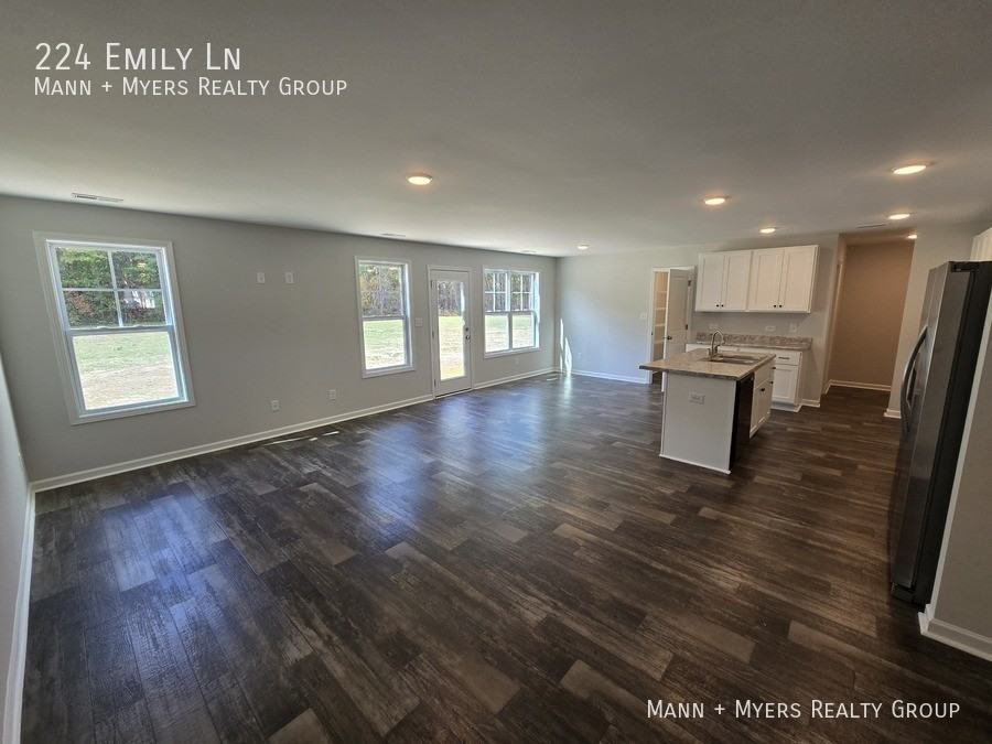224 Emily Ln - Photo 6 of 32