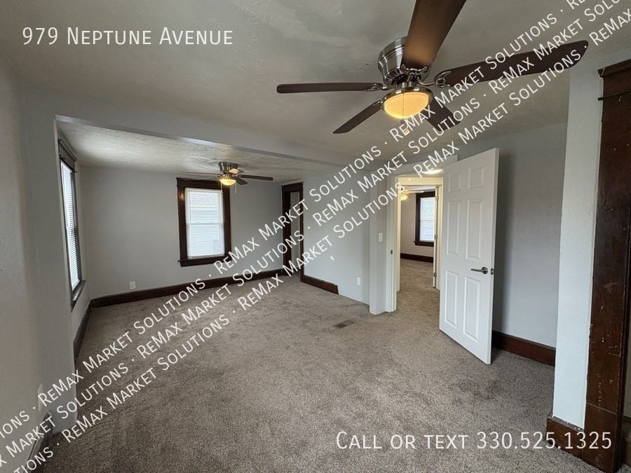 979 Neptune Ave - Photo 4 of 27