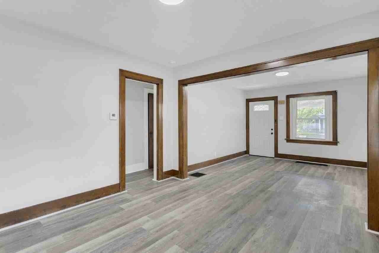 737 S 30th St - Photo 3 of 19