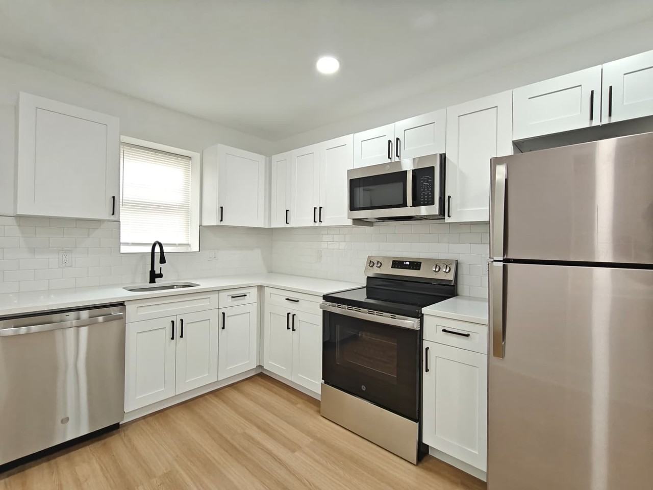 143 N Conestoga St - Photo 3 of 12