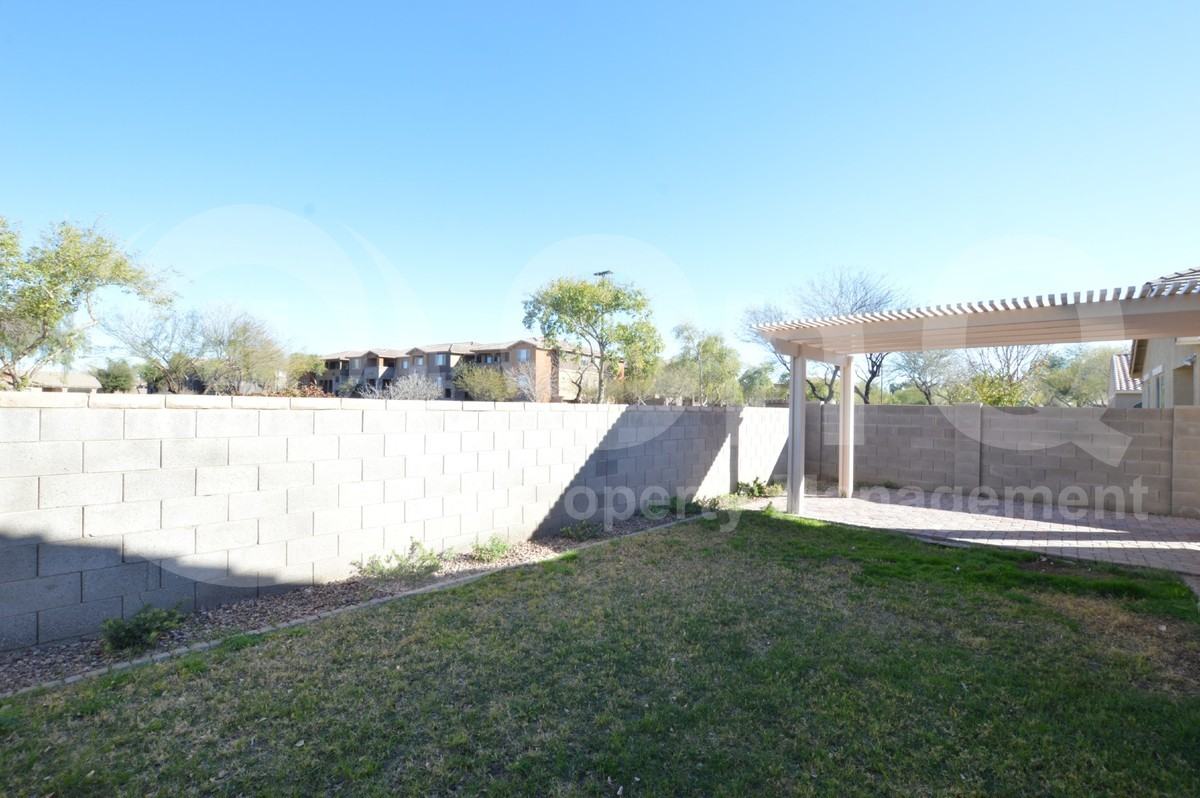 3889 S Vineyard Ave - Photo 4 of 30
