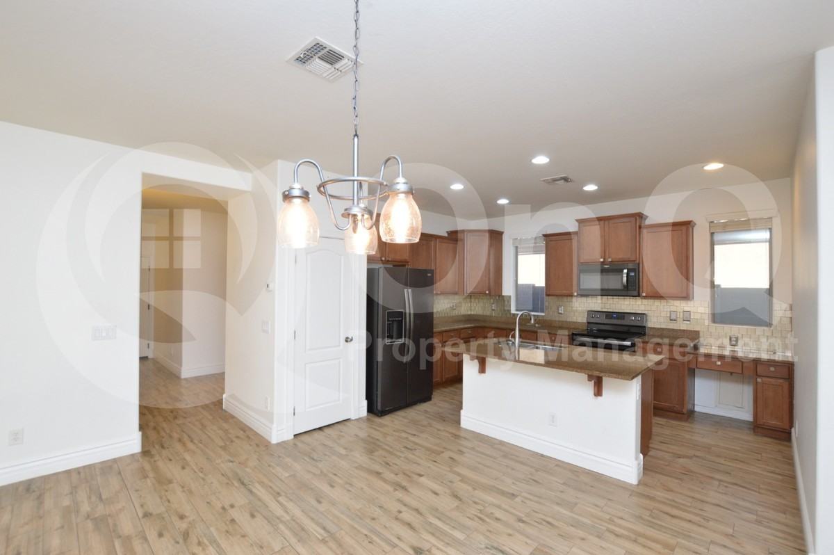 3889 S Vineyard Ave - Photo 5 of 30