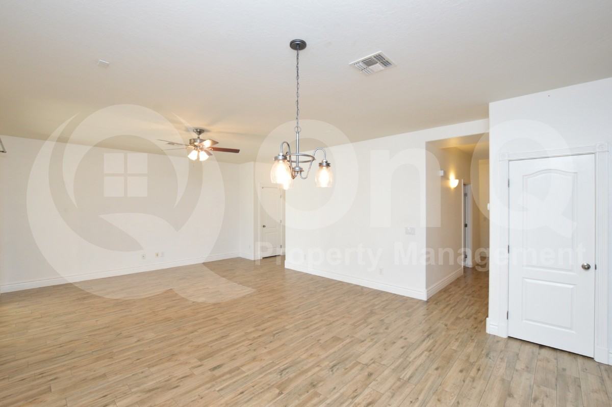 3889 S Vineyard Ave - Photo 7 of 30