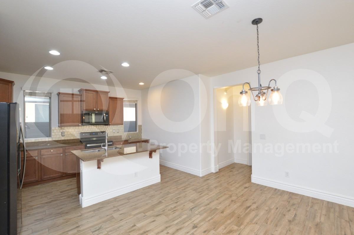 3889 S Vineyard Ave - Photo 6 of 30