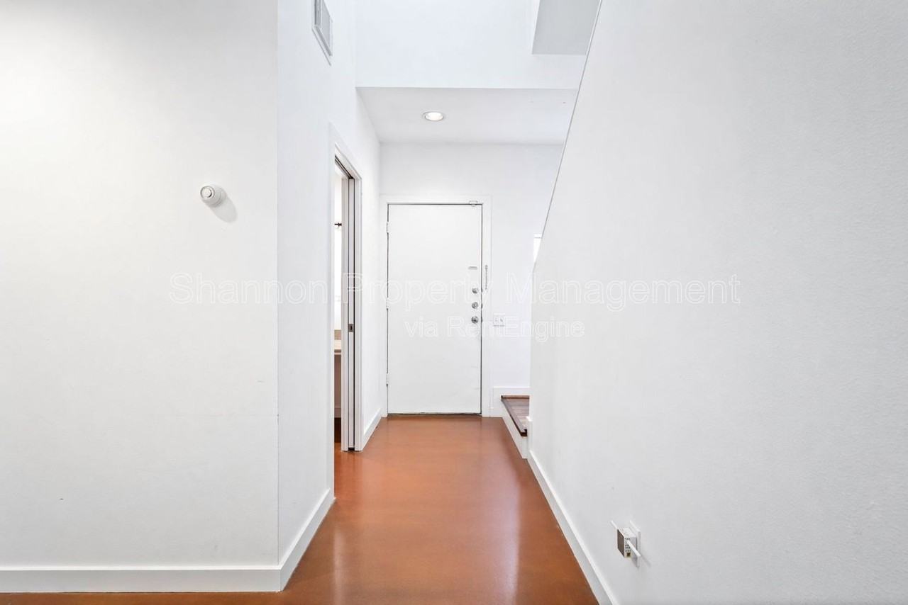 906 Andrews St - Photo 4 of 26