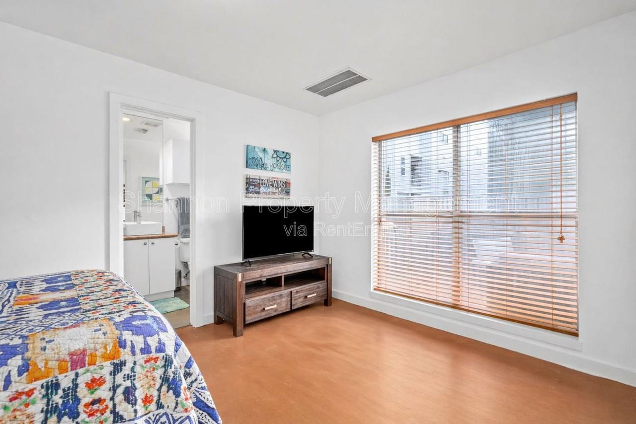 906 Andrews St - Photo 7 of 26