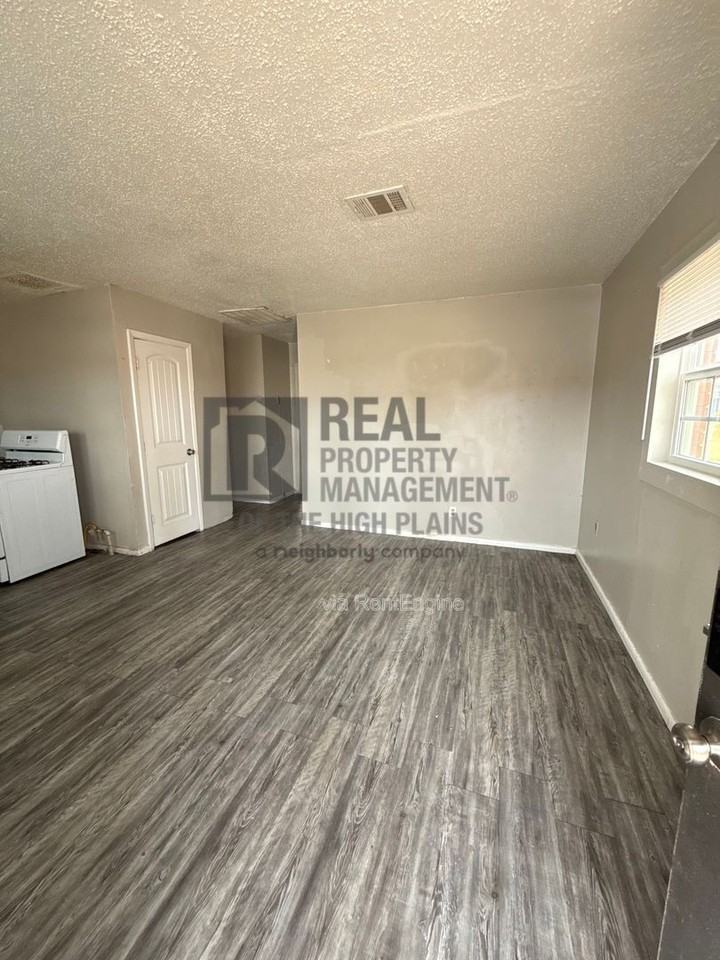1305 Evergreen St #C - Photo 2 of 4