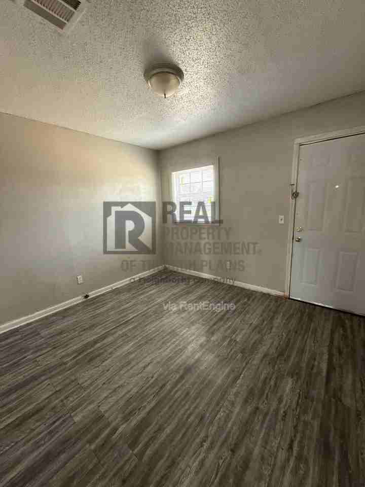 1305 Evergreen St #C - Photo 3 of 4