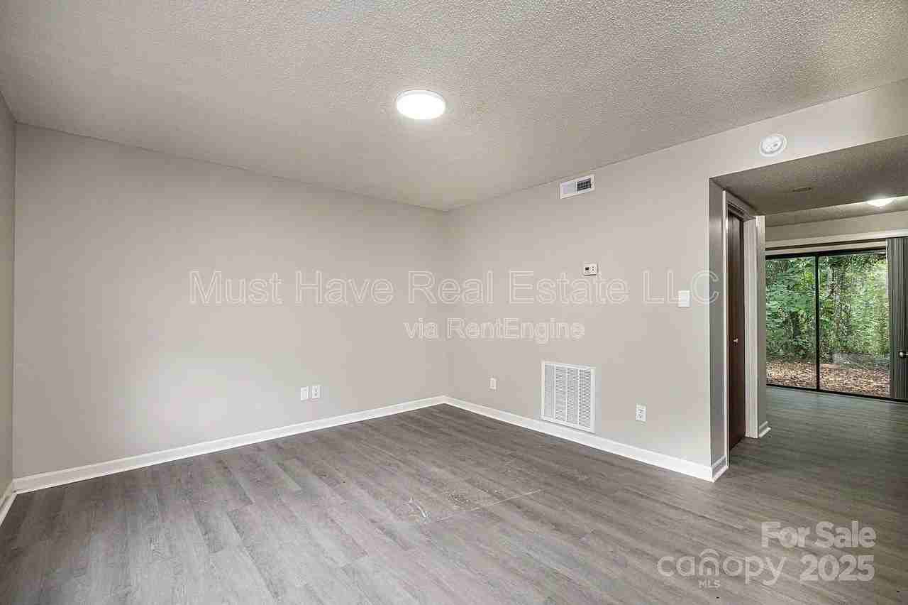1051 3rd St Se #1055 - Photo 3 of 9