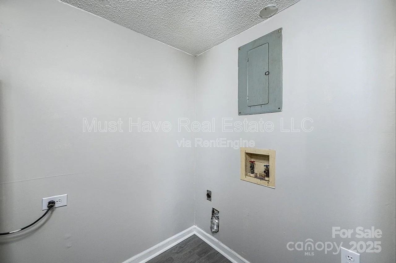 1051 3rd St Se #1055 - Photo 4 of 9