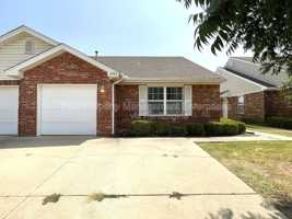 featured image of 1915 Leeds Ln
