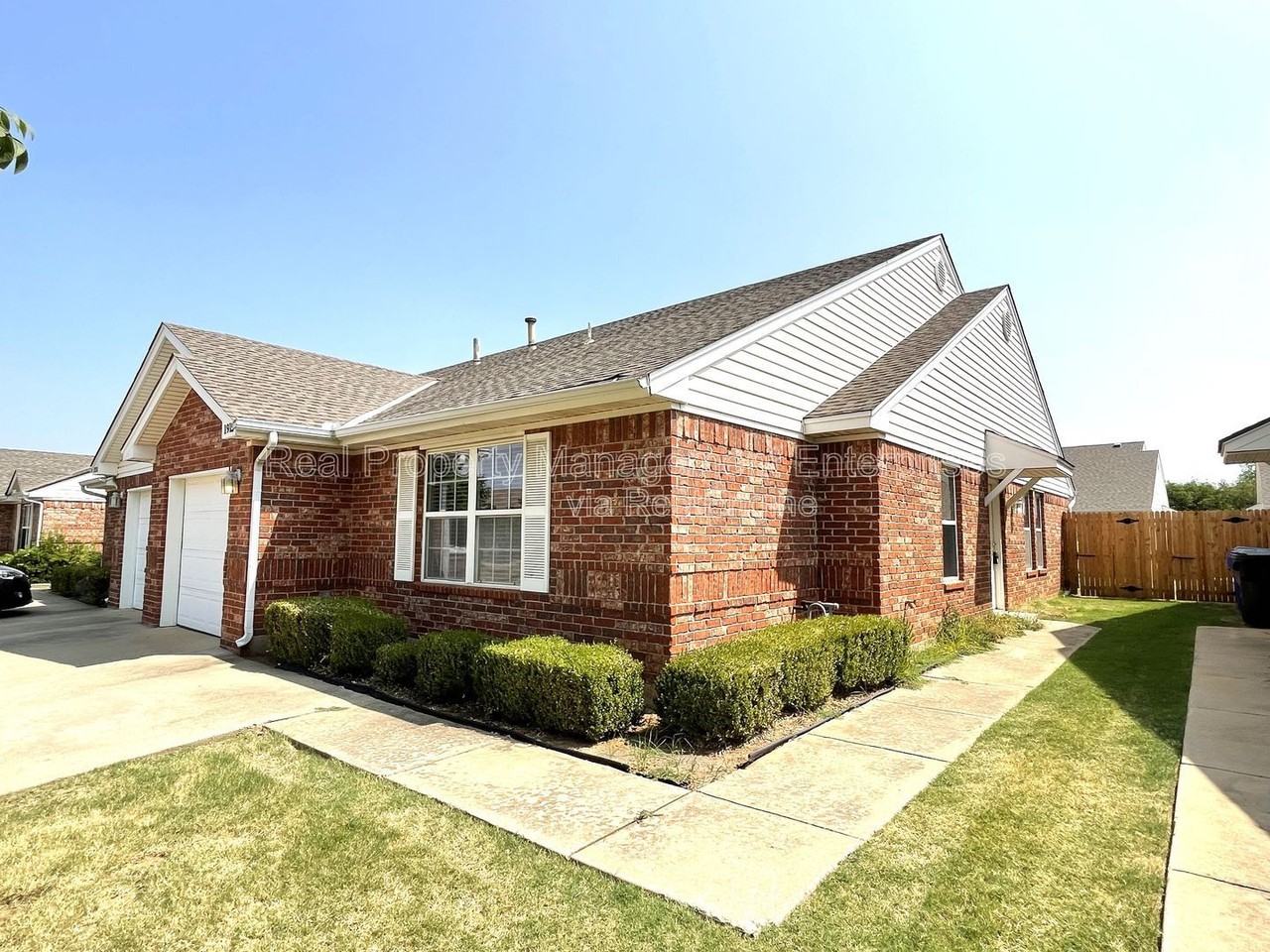 1915 Leeds Ln - Photo 2 of 15