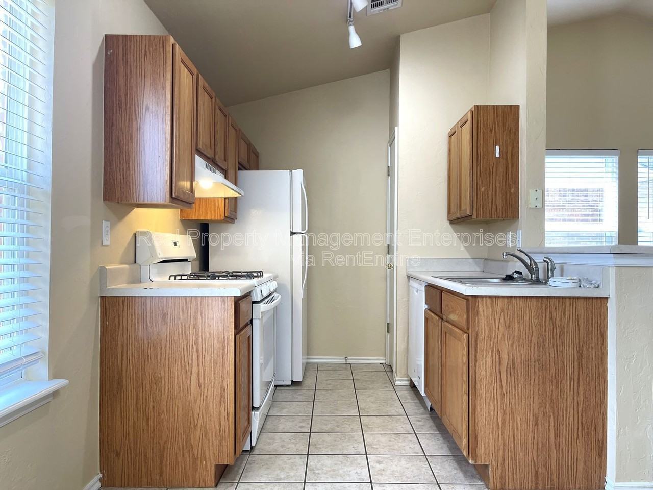 1915 Leeds Ln - Photo 7 of 15