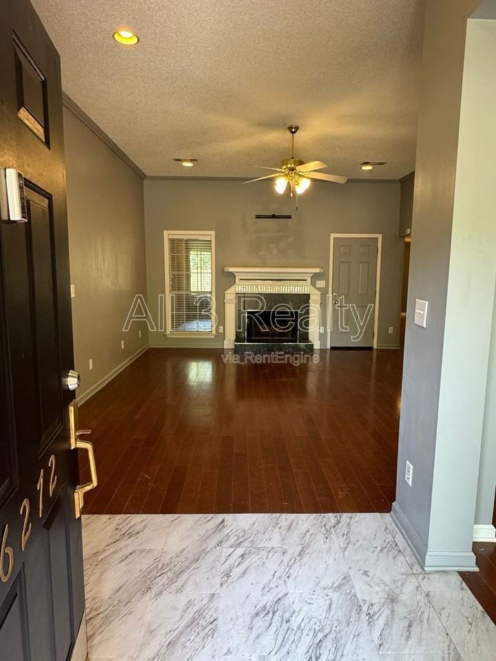 6272 Deerwood Dr - Photo 4 of 38