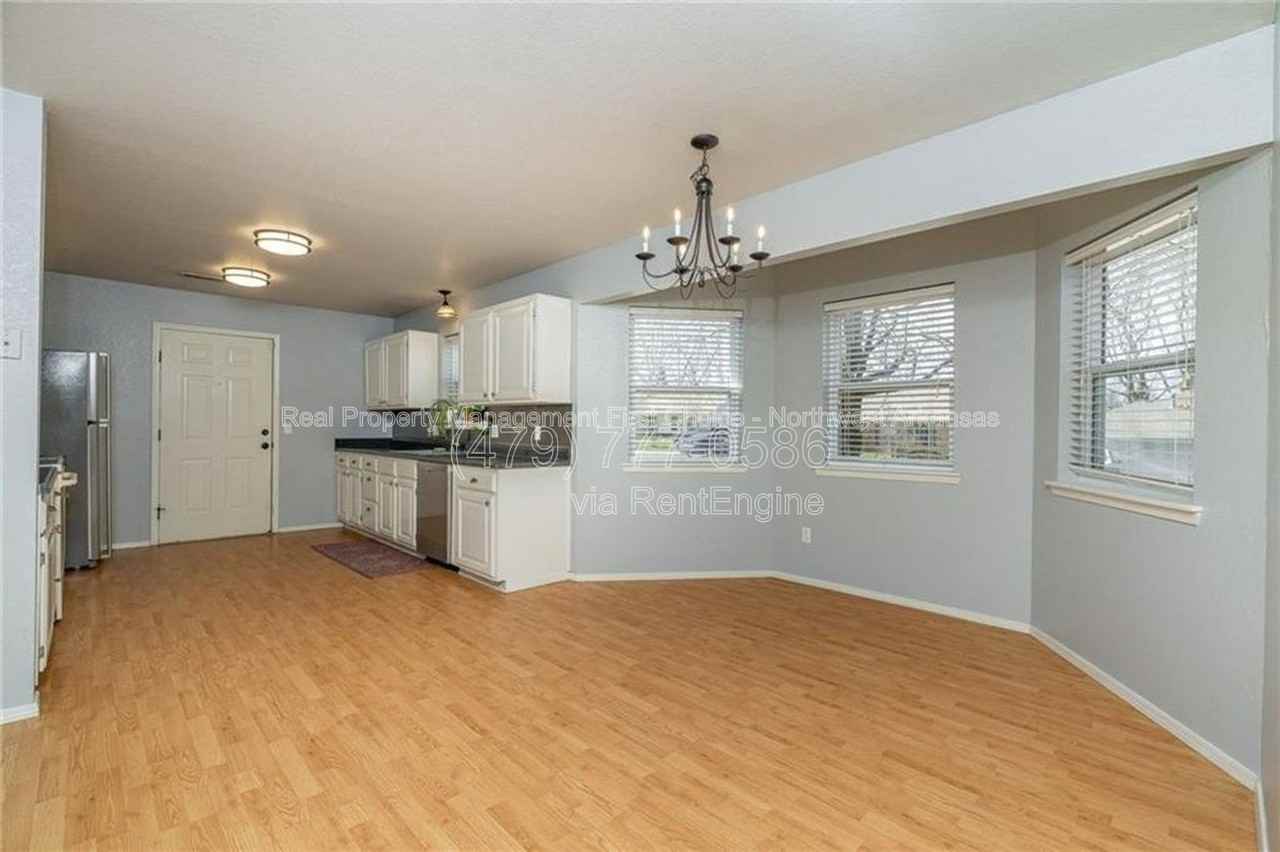3231 W Shale St - Photo 7 of 14