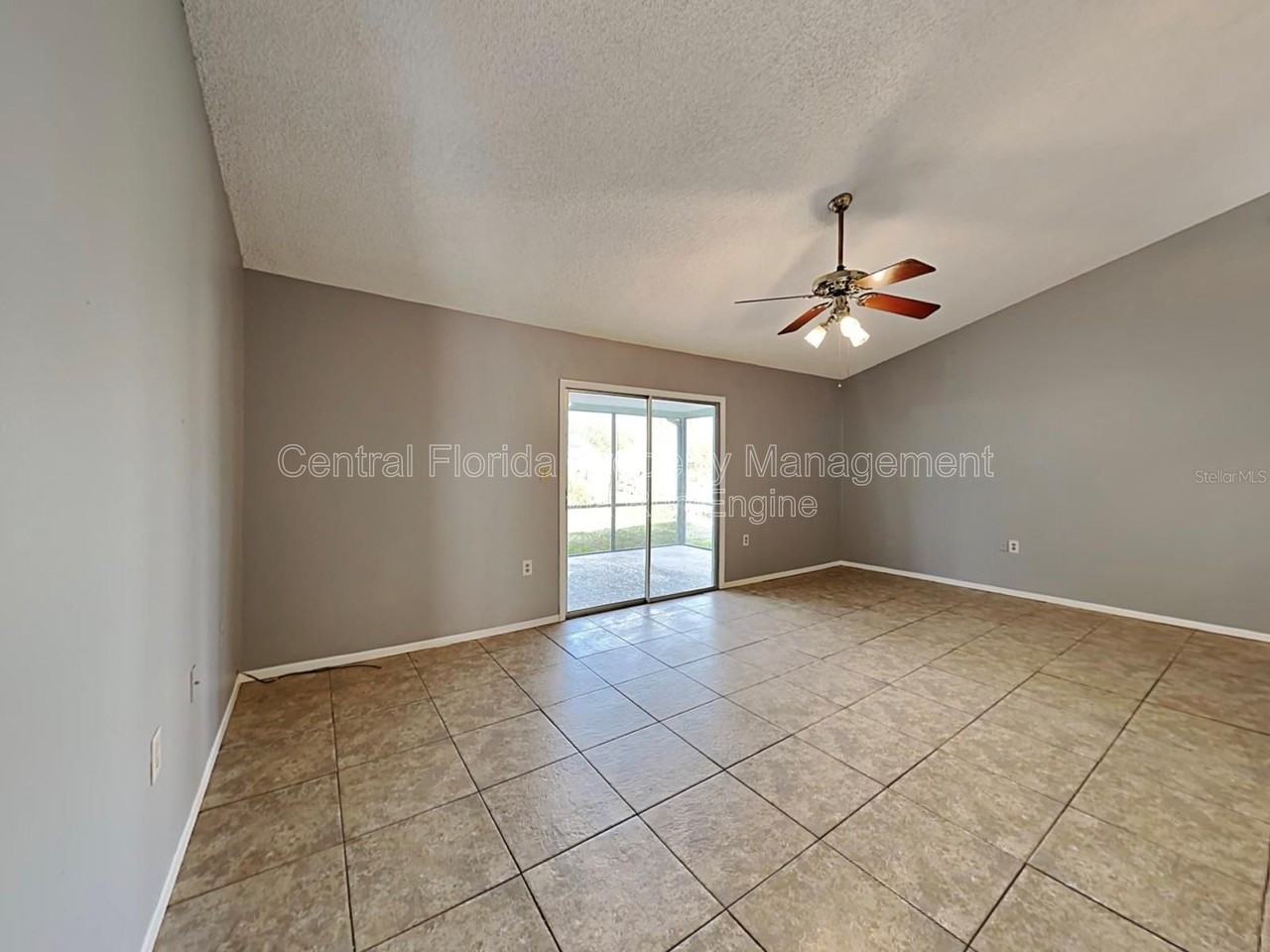 3240 Butterfield St - Photo 2 of 18