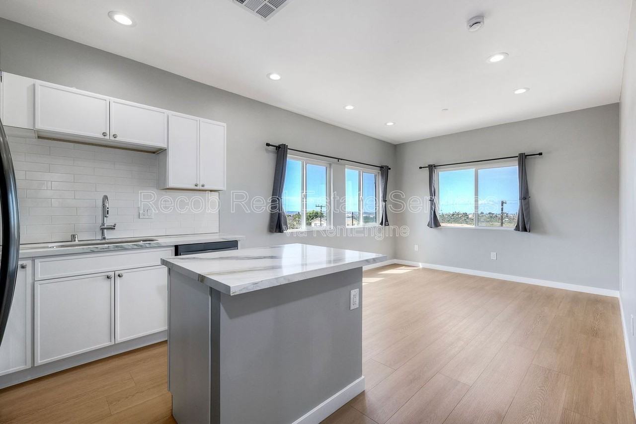 2394 W Jewett St #2392 - Photo 3 of 19