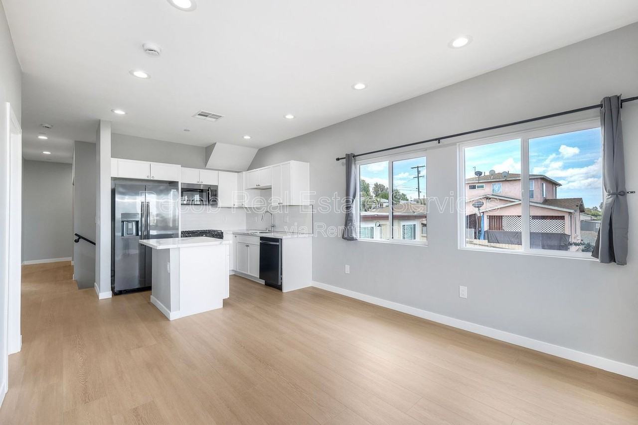2394 W Jewett St #2392 - Photo 5 of 19