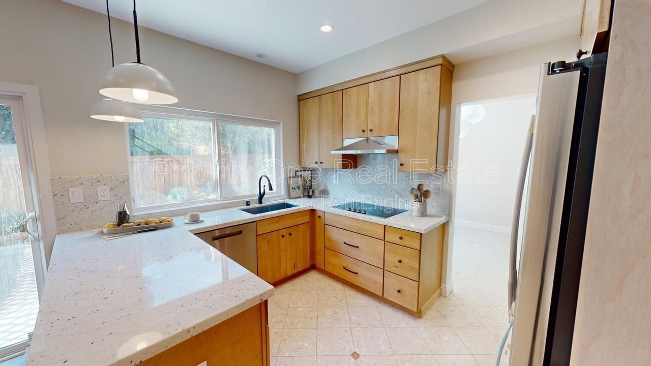 2212 Summerhill Dr - Photo 3 of 18