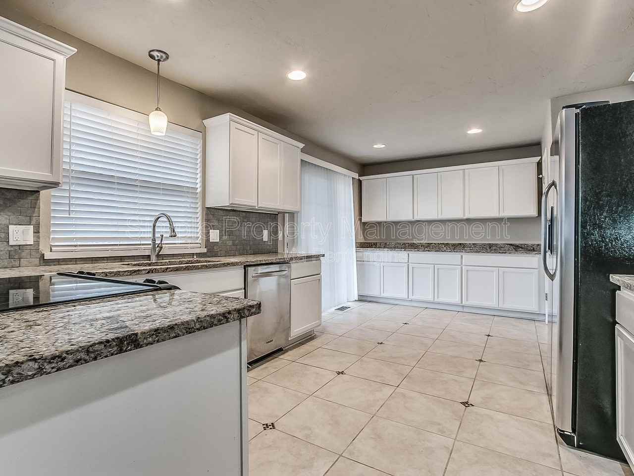 10824 Admiral Dr - Photo 5 of 42