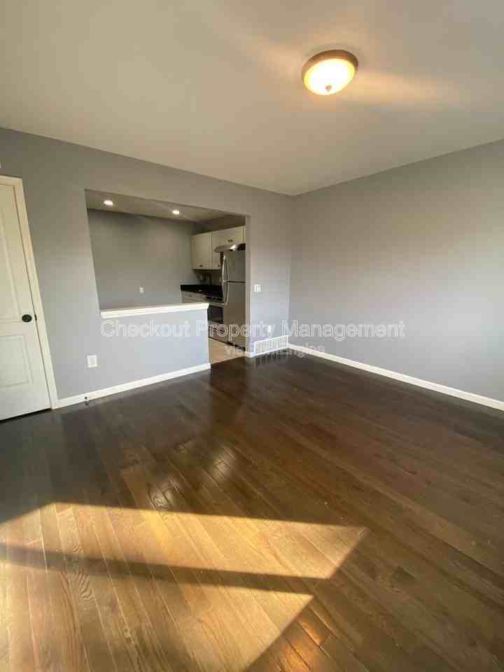812 Schirmer St - Photo 3 of 8