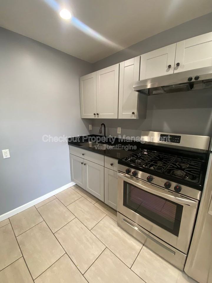 812 Schirmer St - Photo 4 of 8