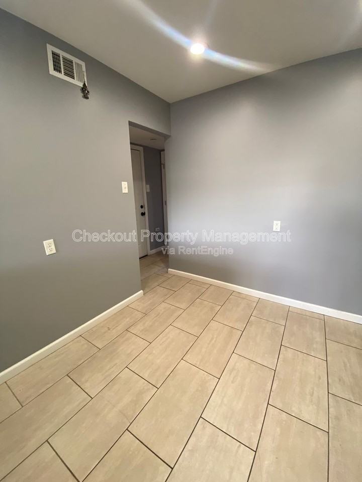 812 Schirmer St - Photo 5 of 8